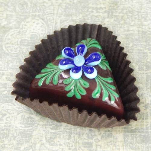 Click to view detail for HG-157 Choc Triangle Treat with Blueberry/Elderberr $50